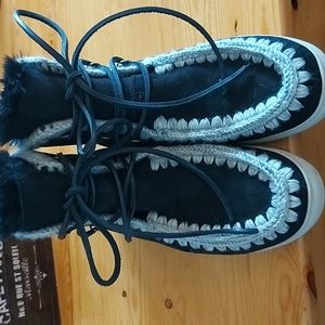 Women's lace-up sneaker boot